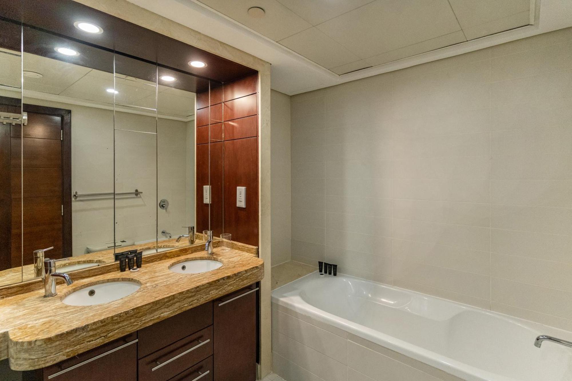 Chic 2Br Apartment, Prime Location Near Dubai Mall - Allsopp&Allsopp Eksteriør bilde